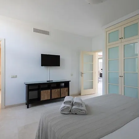 Tauro Deluxe Villa *