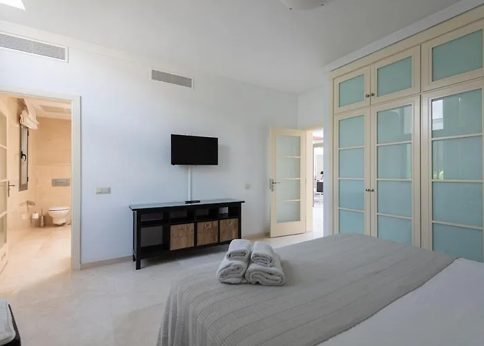 Tauro Deluxe Villa *